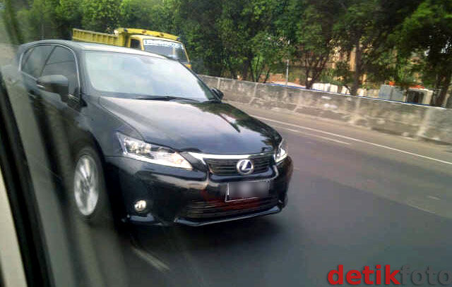 Lexus CT200h Seliweran di Jakarta