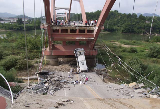 Jembatan Roboh, 1 Orang Tewas