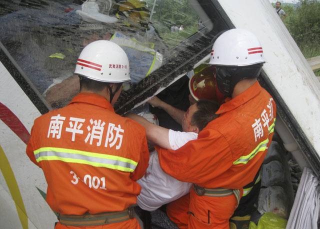 Jembatan Roboh, 1 Orang Tewas