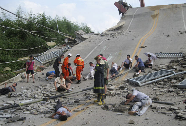 Jembatan Roboh, 1 Orang Tewas