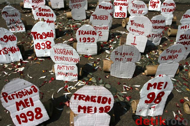 Massa Bakar Gambar SBY di Diponegoro