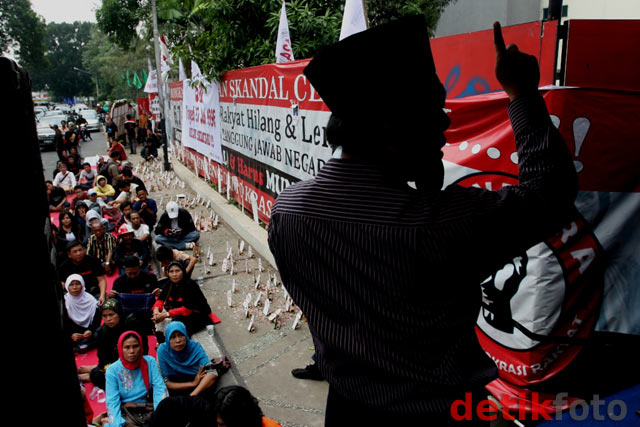 Massa Bakar Gambar SBY di Diponegoro