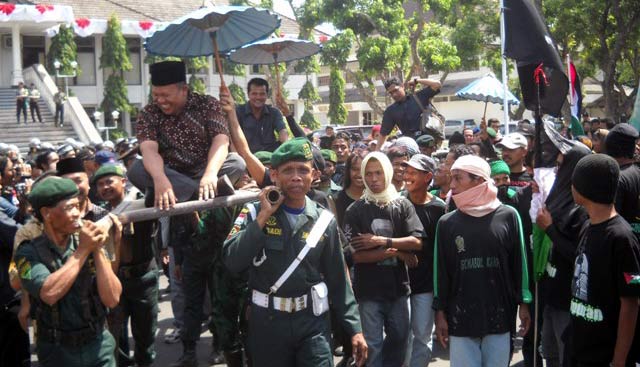 Massa Paksa Tandu Ketua DPRD Magelang