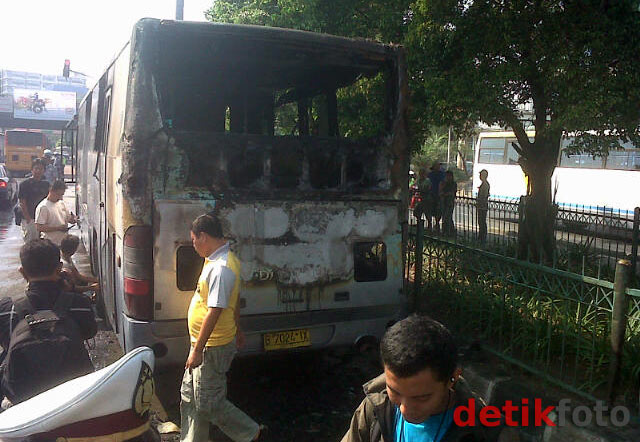 Bus TransJ Terbakar di Daan Mogot