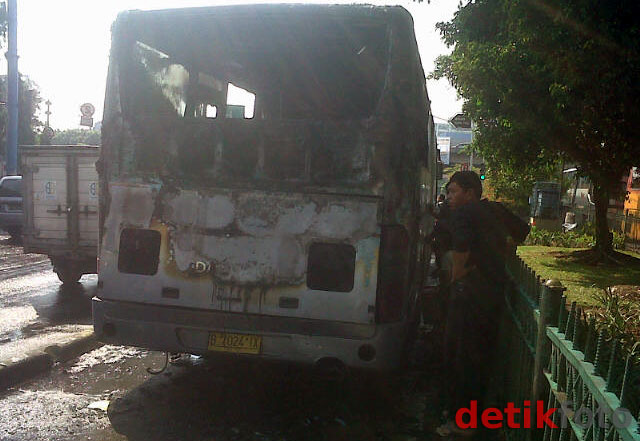 Bus TransJ Terbakar di Daan Mogot