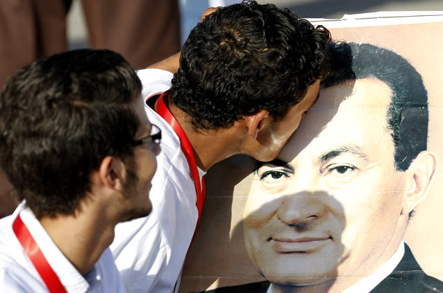 Pendukung dan Penentang Mubarak Bentrok