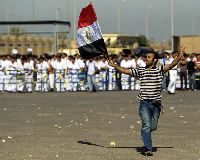 Pendukung dan Penentang Mubarak Bentrok