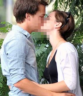 Emma Watson Kepergok Ciuman dengan Johnny Simmons | Emma Watson