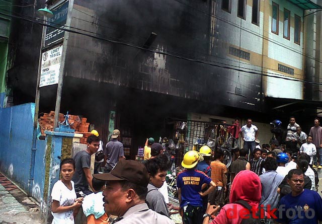 Toko Material Bangunan Terbakar