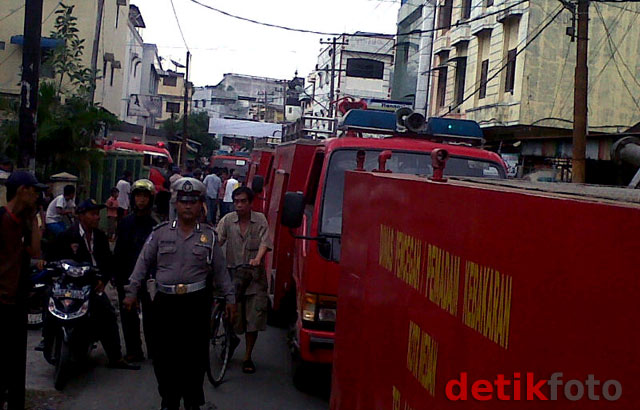 Toko Material Bangunan Terbakar