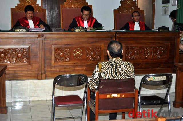 Adjie Notonegoro Divonis 10 Bulan Penjara