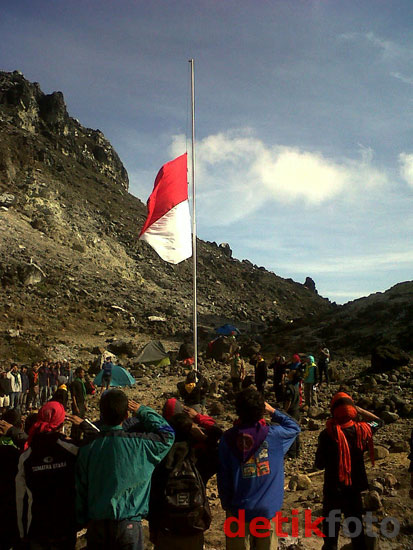 Upacara 17 Agustus di Puncak Gunung Sibayak