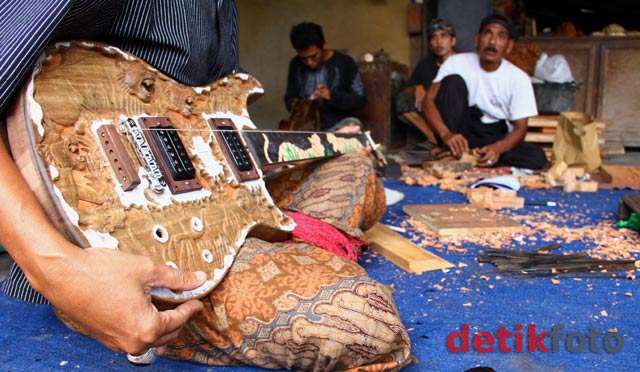 Gitar Ukir Bali Yang Mendunia [ www.BlogApaAja.com ]