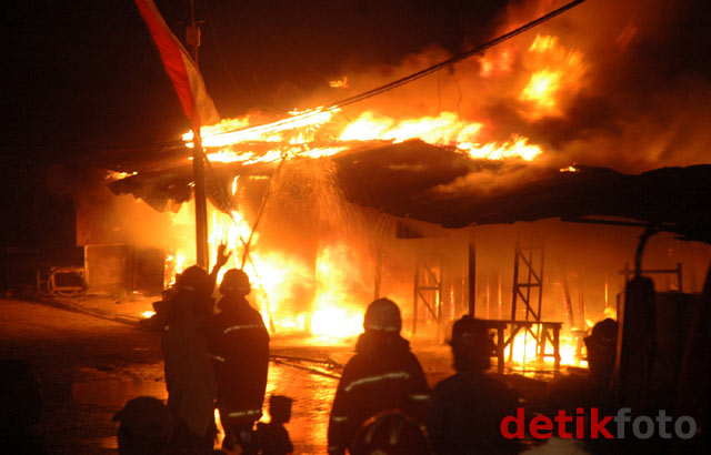 Pasar Loak Surabaya Terbakar