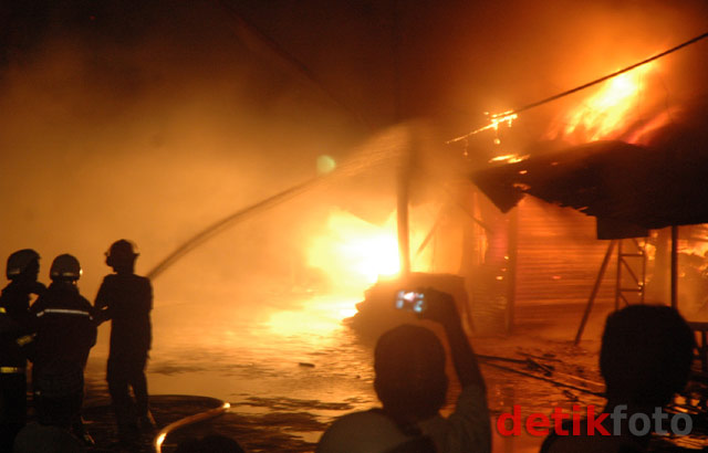 Pasar Loak Surabaya Terbakar
