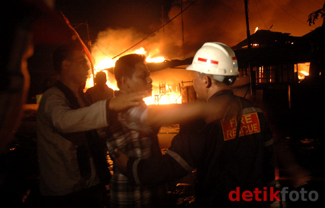 Pasar Loak Surabaya Terbakar