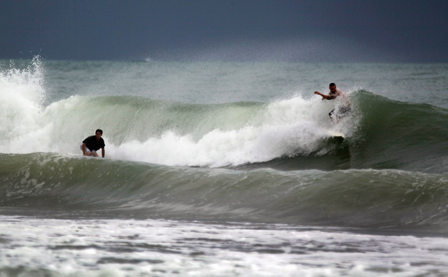 Surfing di Tengah Badai
