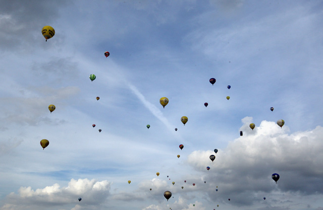 Balon-balon Udara Unik Mengudara