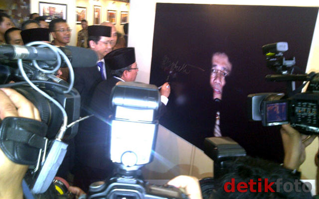 Pimpinan DPR Resmikan Pameran Foto