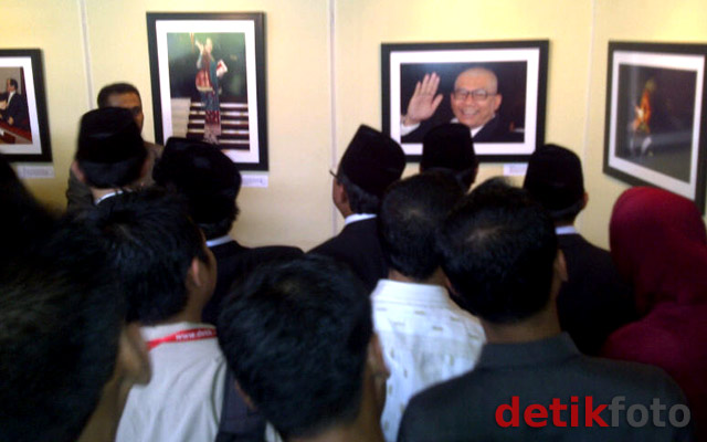 Pimpinan DPR Resmikan Pameran Foto