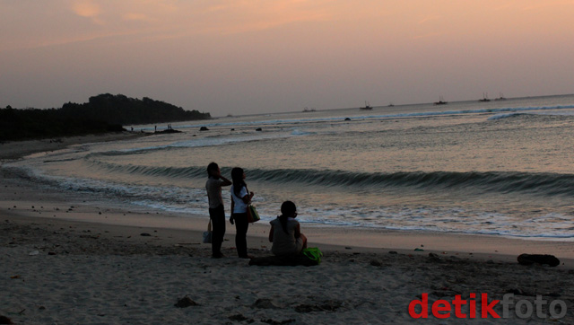Keindahan Pantai Tanjung Lesung
