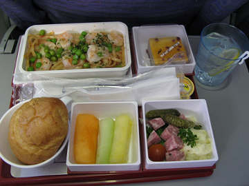 Mengapa Makanan di Pesawat Selalu Hambar?