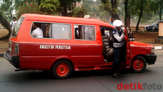 Razia Angkot di Kampung Rambutan