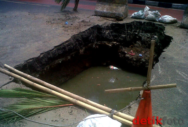 Lubang Besar Menganga di Jalan Pluit Indah