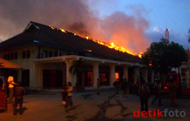 Gedung Balai Pemuda Surabaya Terbakar