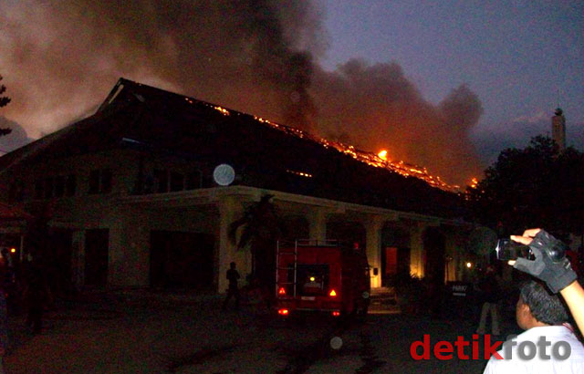 Gedung Balai Pemuda Surabaya Terbakar