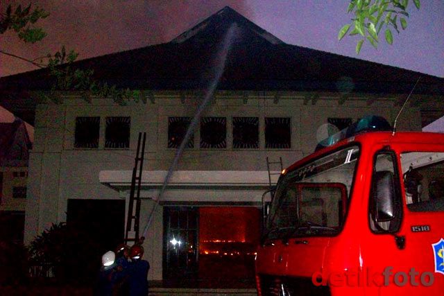 Gedung Balai Pemuda Surabaya Terbakar