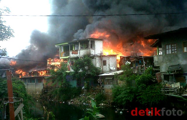 Puluhan Rumah di Benhil Terbakar