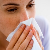 Saat Flu Mana yang Lebih Tepat Dipakai, Tisu atau Saputangan?