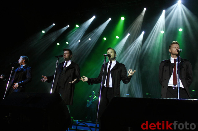 Aksi Westlife di Konser Gravity Tour 2011