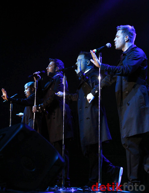 Aksi Westlife di Konser Gravity Tour 2011