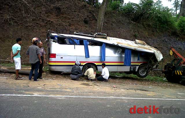 Bus Terguling, 3 Turis Asing Tewas