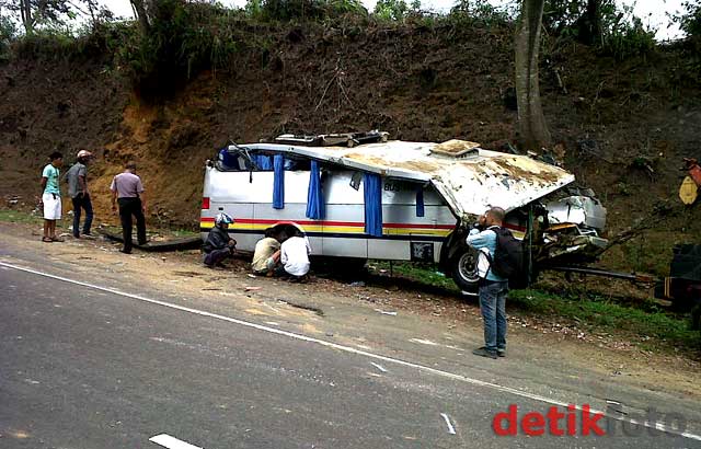 Bus Terguling, 3 Turis Asing Tewas