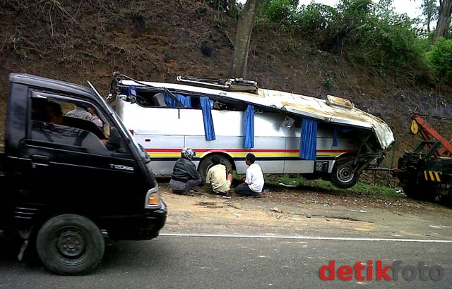 Bus Terguling, 3 Turis Asing Tewas