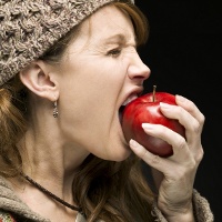 http://images.detik.com/content/2011/10/10/766/makan-apel2-ts-dlm.jpg