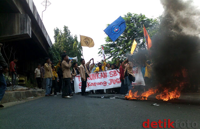 Demo SBY-Boediono, Mahasiswa Bakar Ban