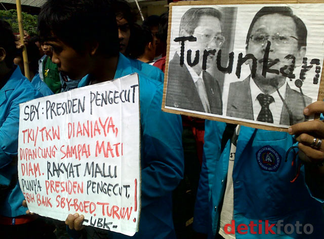 Demo SBY-Boediono, Mahasiswa Bakar Ban