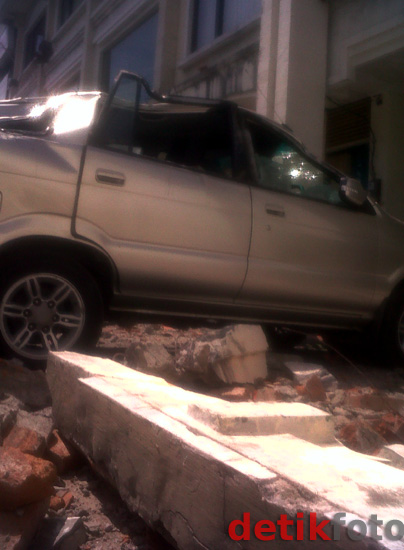 Gempa di Bali, Mobil Tertimpa Reruntuhan Bangunan