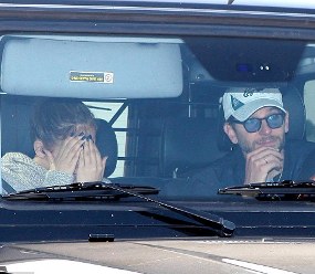 Jalan Bareng Bradley Cooper, Jennifer Lopez Tutup Muka | jennifer lopez