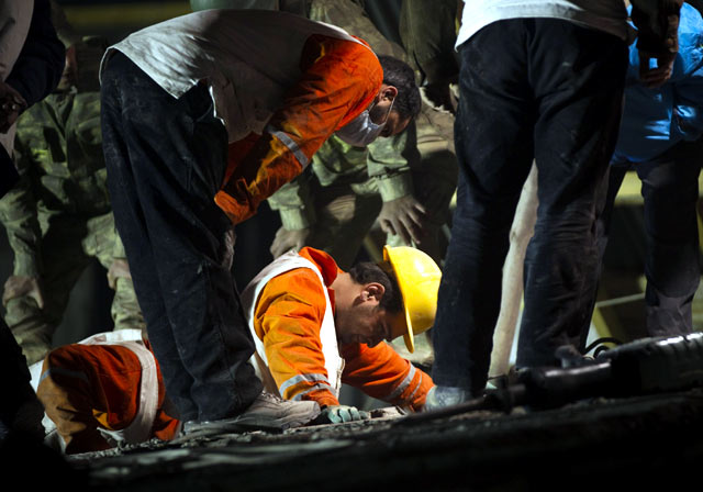 Korban Gempa Turki Antre Makanan