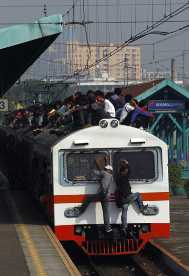 Jadwal Berkurang, Penumpang KRL Berjubel