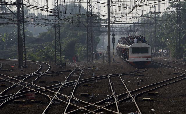 Jadwal Berkurang, Penumpang KRL Berjubel
