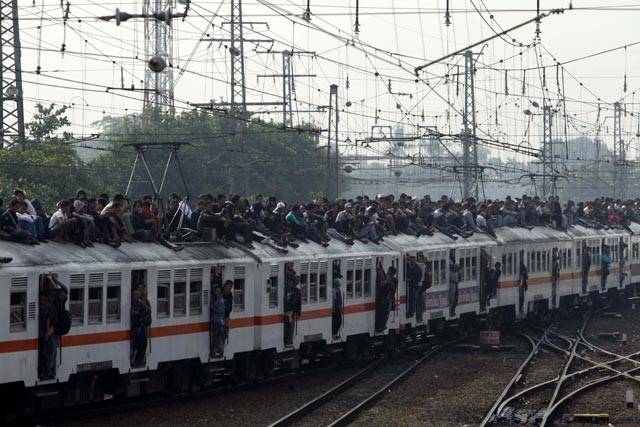 Jadwal Berkurang, Penumpang KRL Berjubel