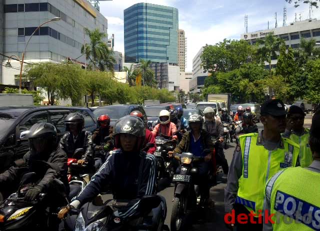 Buruh Tuntut Upah Layak