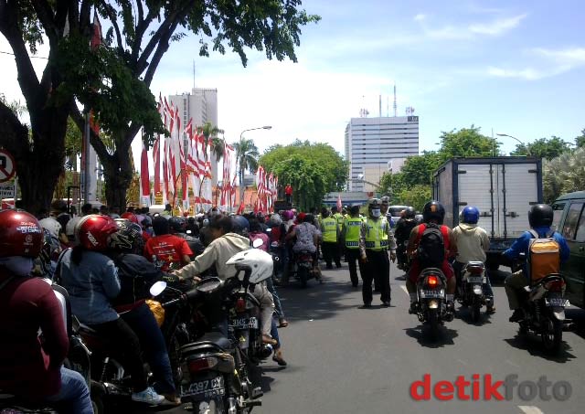 Buruh Tuntut Upah Layak