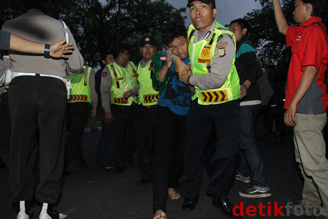 Polisi Amankan 24 Demonstran dari Depan Istana